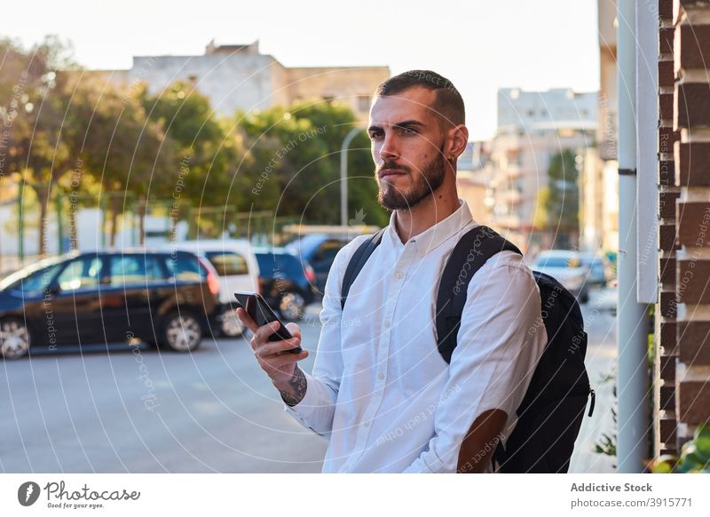 Mann mit Fahrrad nutzt Smartphone in der Stadt benutzend urban trendy Mobile Telefon Straße Hipster ernst Erwachsener männlich Lifestyle Apparatur Anschluss