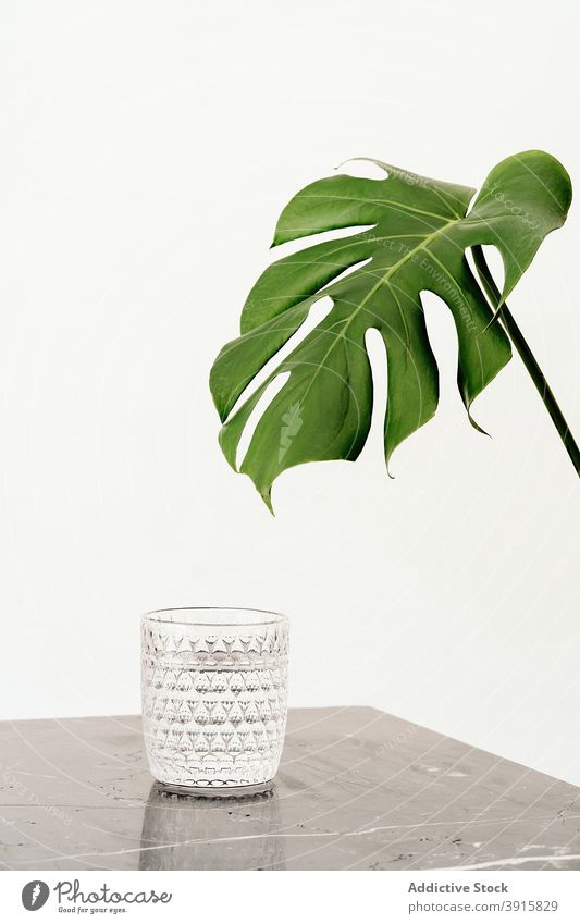 Glas Wasser auf Marmortisch frisch trinken Tisch Murmel Getränk Mineral natürlich satt übersichtlich liquide Durst Gesundheit Hydrat Erfrischung Sauberkeit rein