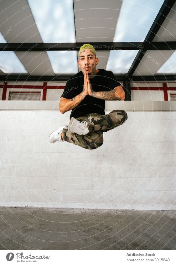 Energetische Breakdancer springen hoch Mann Sprung Energie sich[Akk] bewegen ausführen Fliege akrobatisch Stil jung männlich Aktivität Lifestyle Fähigkeit