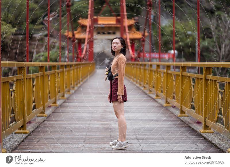 Ethnische Frau auf Brücke stehend genießen Urlaub reisen Reisender Suspension Sommer ethnisch asiatisch Hualien-Stadt Taiwan hölzern jung Feiertag positiv