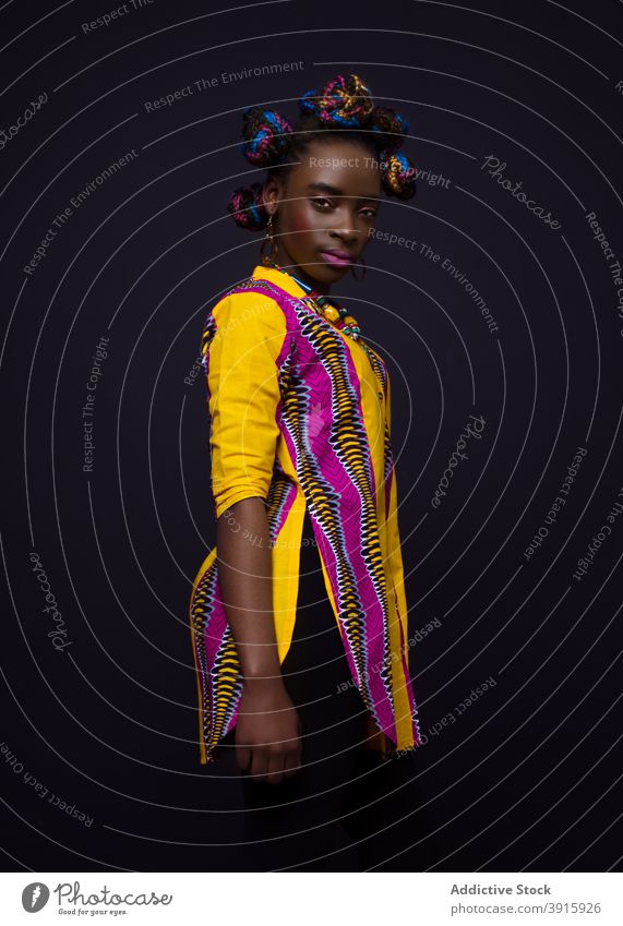 Modische schwarze Frau in buntem Outfit Mode Stil Tradition farbenfroh Afrikanisch Kleidungsstück ethnisch hell jung Model Vorschein Bekleidung lebhaft
