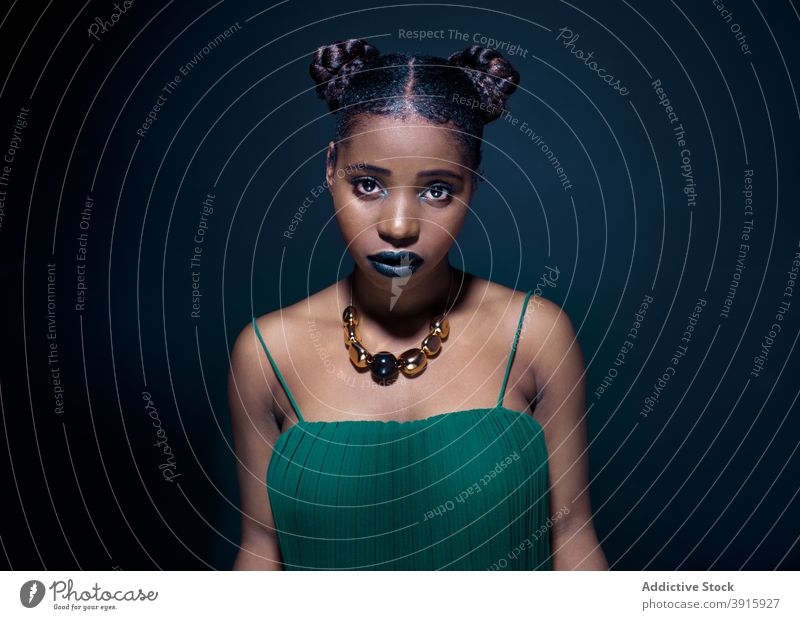 Junge schwarze Frau schaut in die Kamera Mode Stil Tradition farbenfroh Afrikanisch Porträt Model ethnisch jung Vorschein lebhaft Afro-Look Dame Frisur feminin