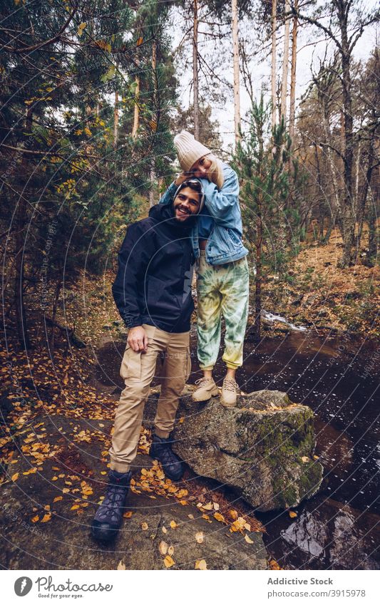 Paar Reisende im Herbst Wald Reisender bewundern Wälder Natur heiter erkunden fallen Zusammensein Partnerschaft Tourismus sich[Akk] entspannen Glück Harmonie