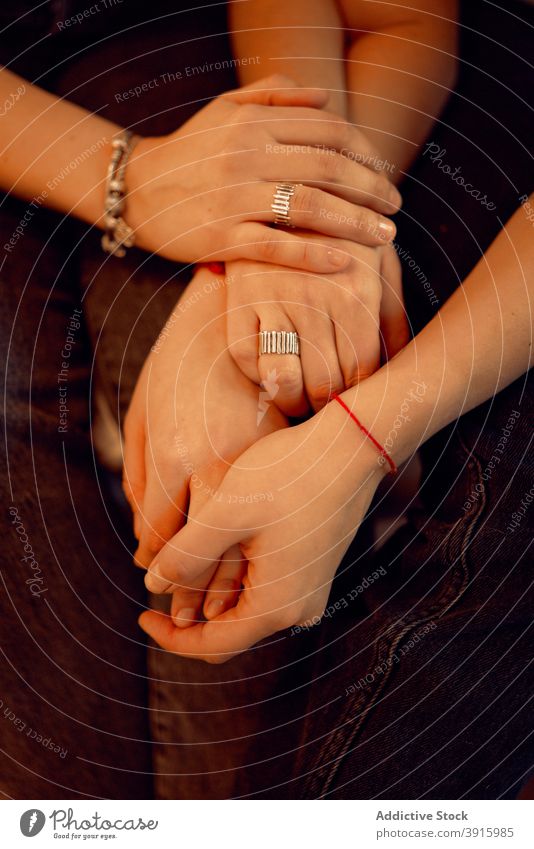 Crop Paar Lesben halten Hände zärtlich Frauen Händchenhalten lesbisch Zusammensein lgbt Homosexualität Liebe Partner abstützen Freundin gleich