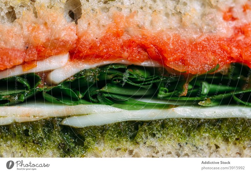 Makrobild von gesundem Sandwich-Putenfleisch mit Pestosauce Mittagessen Brot Lebensmittel Snack Gesundheit Frühstück Mahlzeit Tomate Belegtes Brot frisch