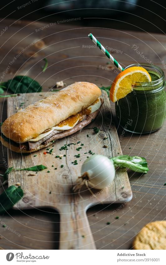 Gesundes Sandwich vom Roastbeef mit veganem Smoothie Mittagessen Brot Lebensmittel Snack Gesundheit Frühstück Mahlzeit Tomate Belegtes Brot frisch Zuprosten