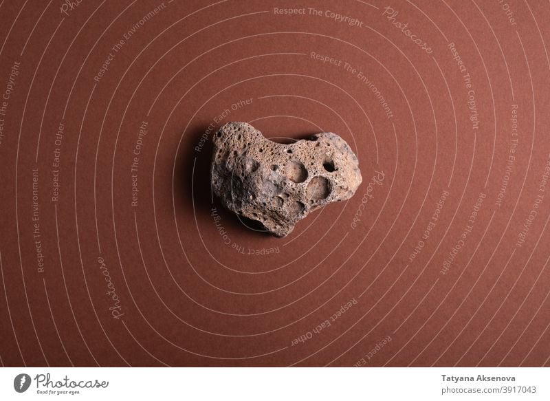 Herzförmiger Stein auf Braun Felsen abstrakt texturiert Geologie Material braun Natur alt Nahaufnahme geknackt Mineral Oberfläche Detailaufnahme keine Menschen
