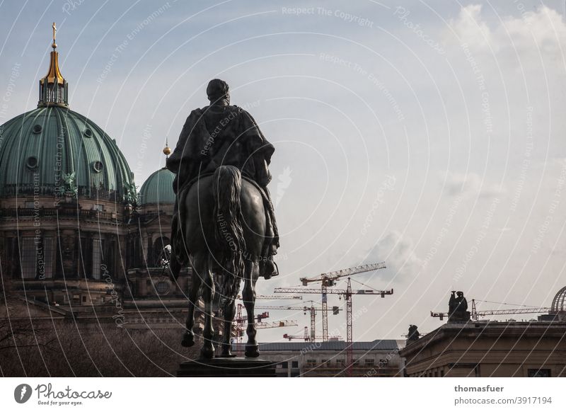 Reiterstandbild vor Dom und Kränen in Berlin alte Wache Weitblick Ausblick Himmel Wolken Aussicht Kontrast Moderne Geschichte historisch