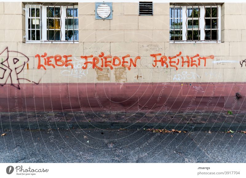 Liebe Frieden Freiheit Menschenrechte Leben Graffiti Schriftzeichen Fassade Mauer Wand Menschlichkeit
