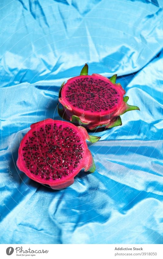 Tropische Drachenfrucht auf blauem Hintergrund im Studio pitaya Frucht Hälfte lecker exotisch Scheibe tropisch süß hell geschmackvoll Atelier Lebensmittel