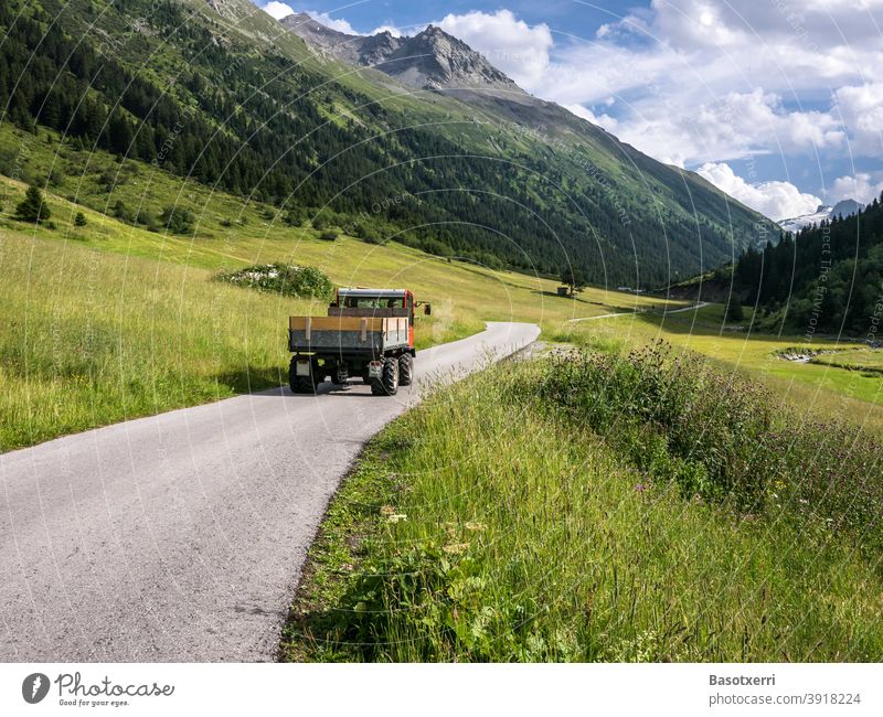 Landwirtschaftliches Fahrzeug auf dem Weg ins Jamtal in der Zeit der Heuernte im Juli. Galtür, Paznaun, Tirol, Österreich galtür paznaun fahrzeug landwirtschaft