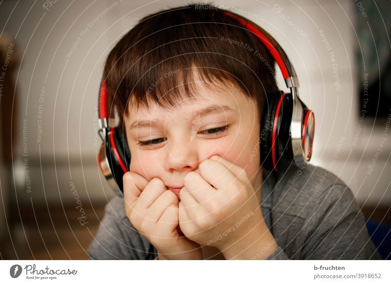 Kind mit Kopfhörer Musik hören Porträt Lifestyle genießen Erholung Freude Jugendliche Glück Kindheit