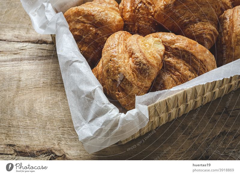 Französisch Hausgemachte frische Croissants Lebensmittel Gebäck Frühstück Brot lecker Bäckerei Dessert süß Snack Hintergrund geschmackvoll Morgen Mahlzeit
