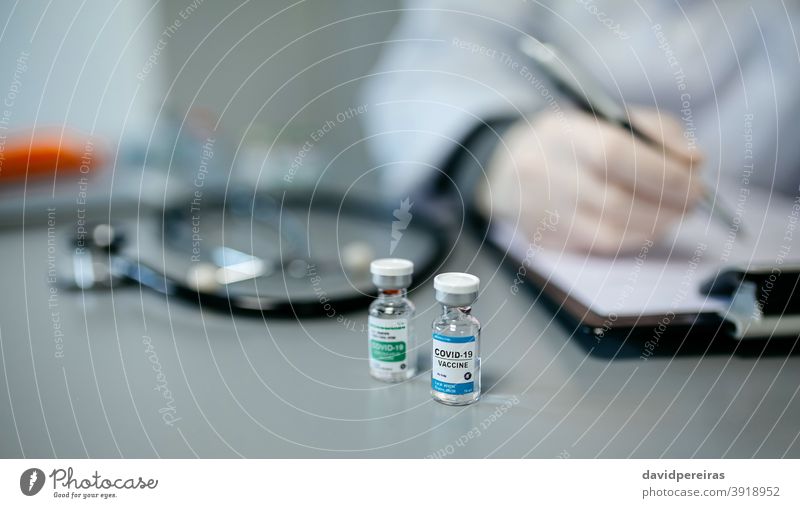 Zwei verschiedene Fläschchen mit Coronavirus-Impfstoff Alternativen Optionen Impfung Konzept anders vergleichen Flasche Ampulle medizinisch Virus