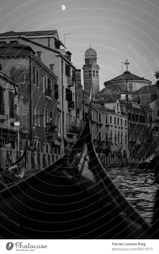 Nachmittag in Gondel in Venedig mit dem Mond Italien Gondellift Canal Grande Kanal schwarz auf weiß Gebäude alt Nostalgie venezia