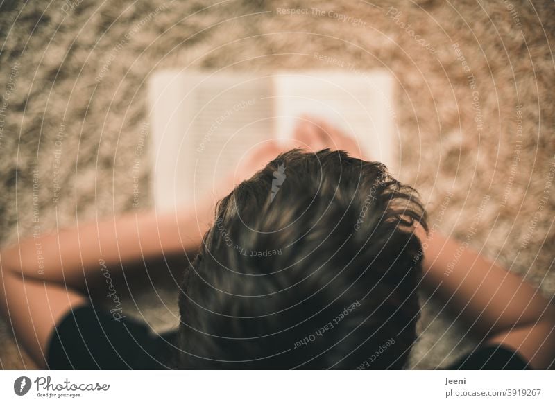 Ein Jugendlicher lernt zu Hause und liest ein Buch | Homeschooling | Lernen in Distanz | Distanzunterricht | corona thoughts Schule Corona-Pandemie Corona-Virus