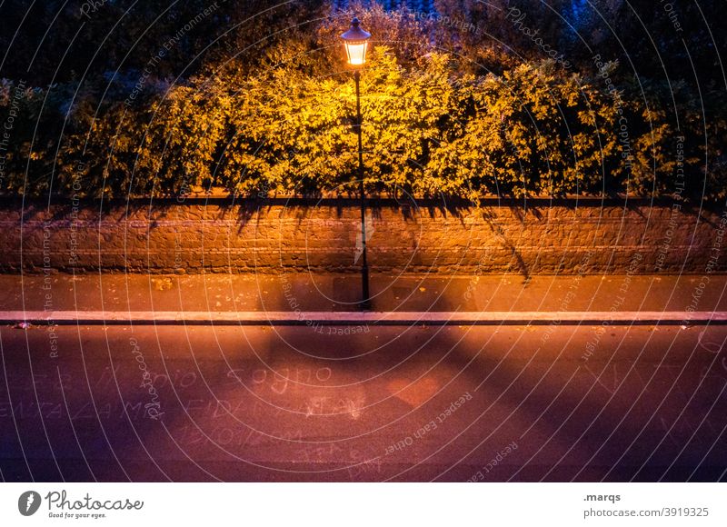 Einleuchten Laterne Abend Perspektive Vogelperspektive Straße Bürgersteig Zentralperspektive Symmetrie Straßenbeleuchtung Beleuchtung Wege & Pfade