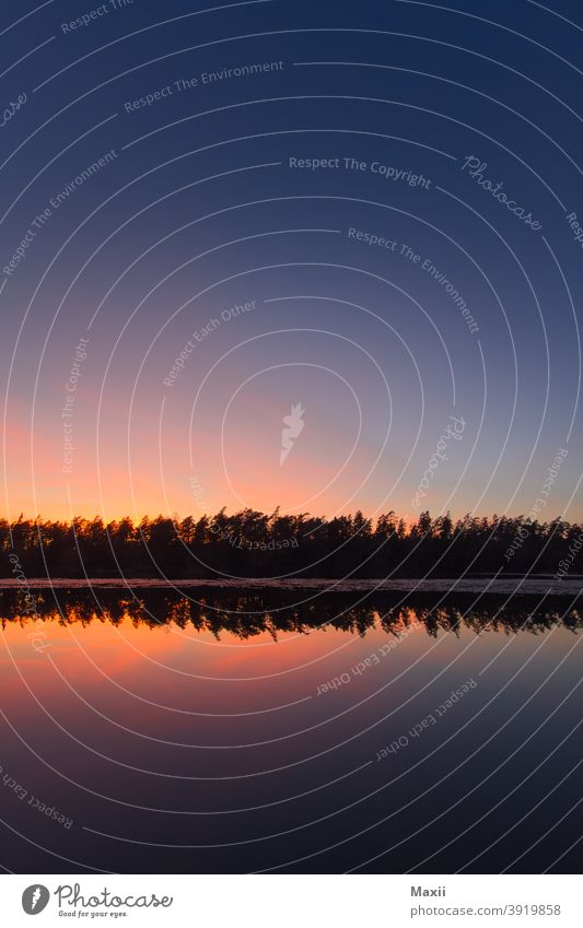 Dämmerung am See Sweden Schweden Sonnenuntergang Spiegelung im Wasser Wald