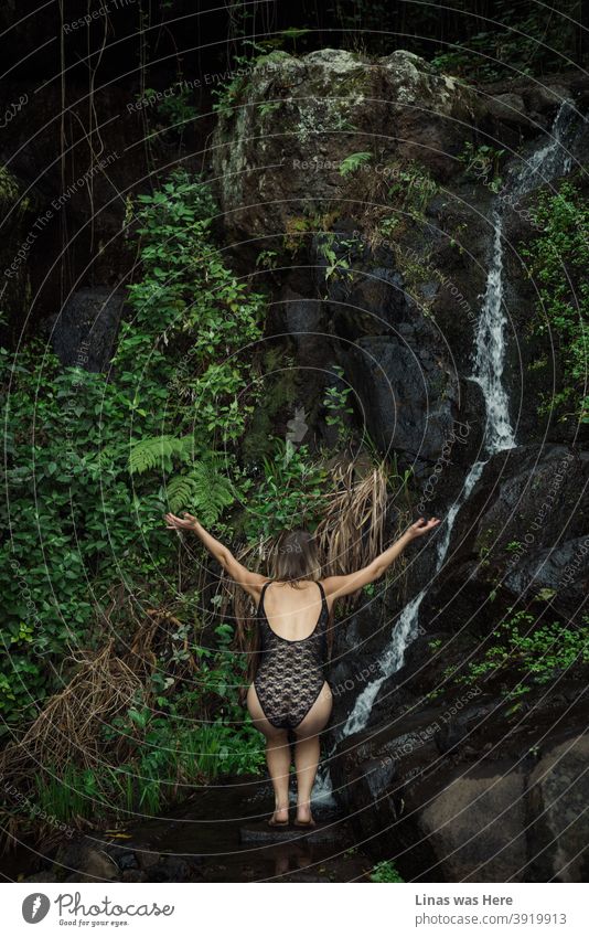 Der Jungbrunnen befindet sich auf La Gomera, Kanarische Inseln. Tief im Dschungel gibt es eine magische Quelle mit heilendem Wasser des Lebens. Dieses junge Mädchen ist der Beweis dafür.