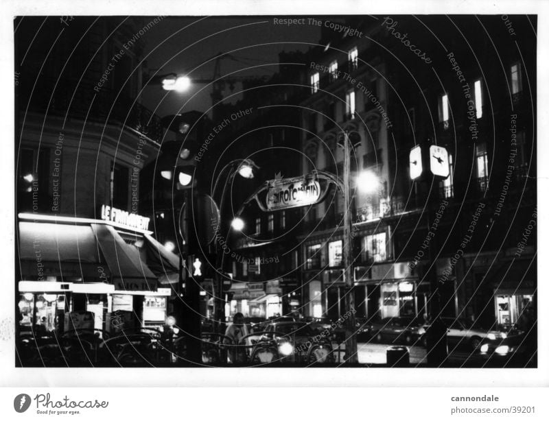 Paris bei Nacht Paris Métro Straßencafé Frankreich Europa 1995 Schwarzweißfoto