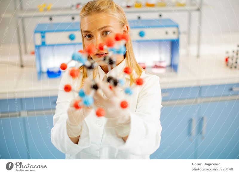Chemikerin hält Molekülmodell im Labor Analyse Analysieren Atom Aufmerksamkeit Biochemie Chemikalie Chemie Konzept Fundstück Bildung Experiment Gutachten Frau