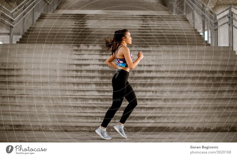 Junge Frau läuft in der städtischen Umgebung Treppe Übung Training Fitness Läufer Athlet urban Großstadt jung Lifestyle Gesundheit Person Aktivität passen eine