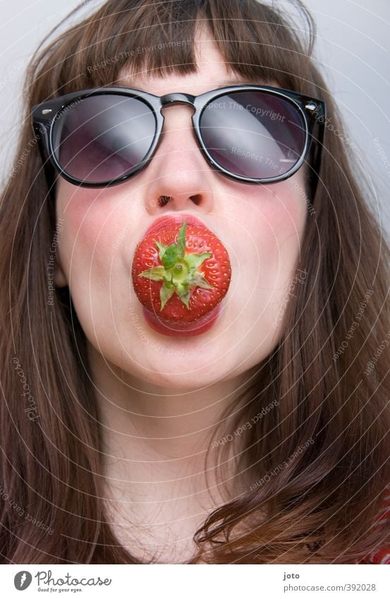 strawberry Frucht Vegetarische Ernährung feminin Junge Frau Jugendliche Sonnenbrille Pony Essen Erotik frisch Gesundheit Coolness Lust Gesunde Ernährung
