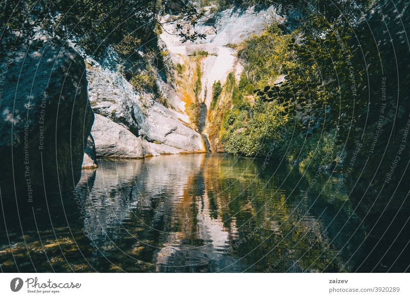 landschaft eines kleinen wasserfalls in einem wald von tarragona, spanien prades friedlich Gelassenheit Frieden Ruhe Erkundung meditieren rein Reinheit Zen