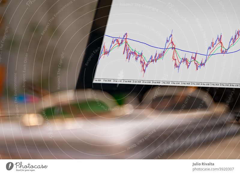 Finanzmarktsignale auf dem Bildschirm Risiko Wirtschaft Indikatoren Foto Tablette niemand Notebook planen Gerät Papierkram Brille arbeiten Leuchter Banking