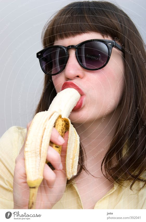 banana II Frucht Vegetarische Ernährung feminin Junge Frau Jugendliche Sonnenbrille Pony Essen genießen Begierde Gesundheit Lust Banane Vitamin