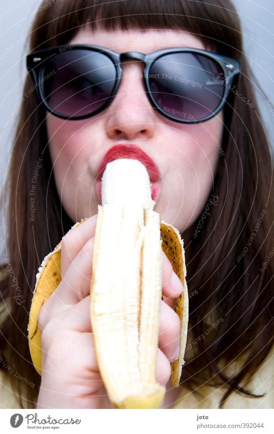 banana Frucht Vegetarische Ernährung Wohlgefühl feminin Junge Frau Jugendliche Sonnenbrille Pony Essen Erotik frech lecker Coolness Lust genießen Gesundheit