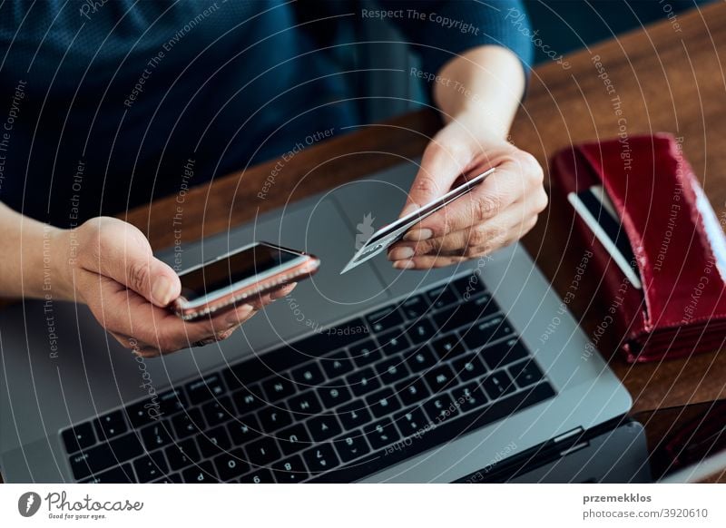 Frau beim Online-Shopping mit Debitkarte und Laptop kaufen online Postkarte Kredit Belastung Technik & Technologie Internet Werkstatt Lifestyle digital Drahtlos