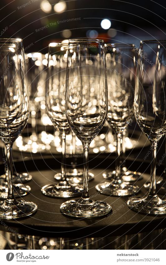 Leere Champagnerbecher auf Tablett Glas funkelnd leer Wein Alkohol Sammlung Eleganz trinken Getränk Restaurant Servieren Nahaufnahme feiern sprudelnd Club