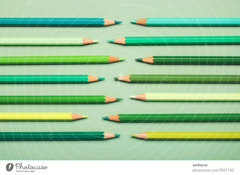 ineinandergreifende Bleistifte in Grüntönen Farbstifte grün Hochschule Palette Regenbogen Nahaufnahme farbenfroh Objekt Konzept zeichnen Zaun Reihe schließen