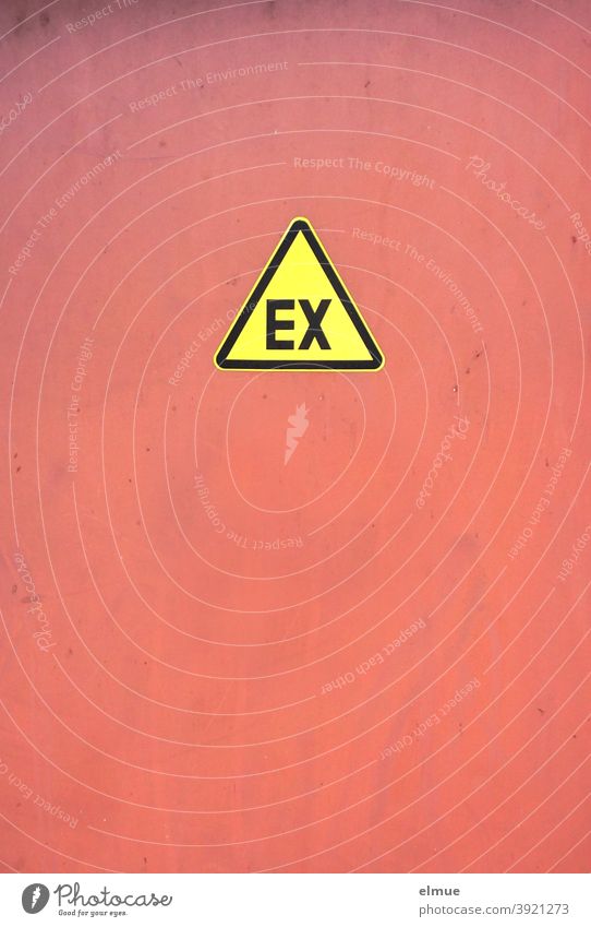 dreieckiges Piktogramm in gelb mit schwarzer Schrift "EX" auf coralfarbenem Untergrund / explosiv / vorbei / zu Ende Hinweis salopp auf ex tot aus beendet