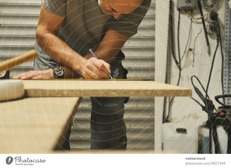 Schreiner Zeichnung Linie auf Holz Mann Kaukasier Arbeiter Werkstatt diy keine Haare 1 Mensch Garage arbeiten Zimmerer Schreinerei Hintergrund Handarbeit