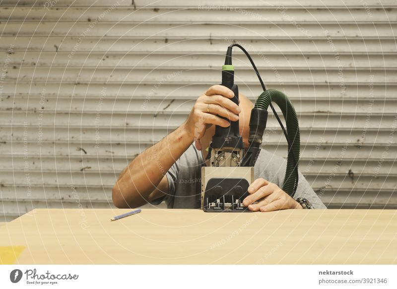 Schreiner mit Holzrahmenbauwerkzeug Mann Rahmung Werkzeug Kaukasier Arbeiter Werkstatt diy keine Haare 1 Mensch Garage arbeiten Linie Zimmerer Schreinerei