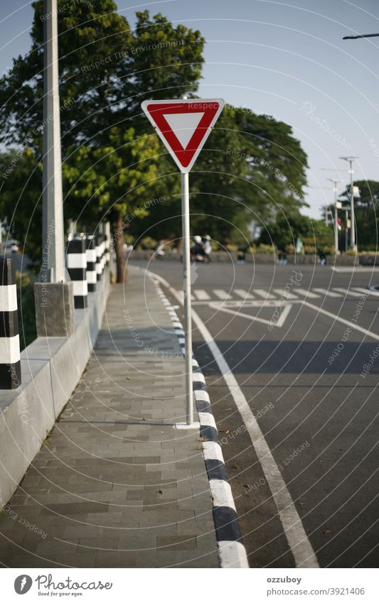 T-Kreuzungszeichen Zeichen Übergang Verkehr Ermahnung Transport Straße Symbol rechts Pfeil Rahmen Sicherheit Weg schwarz Überfahrt rot Quadrat vor Eckstoß Kurve