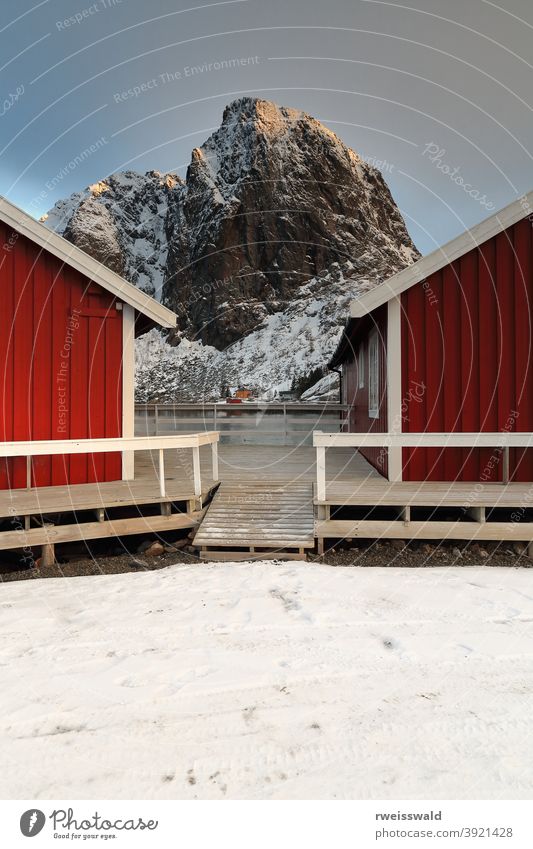 Tourist rorbuer-traditionelle Fischerhütten-Festhaeltinden Berg über den Fjord. Hamnoy-Reine-Moskenesoya-Lofoten-Norwegen. 0225 Fischereihafen Dorf Weiler Rorbu
