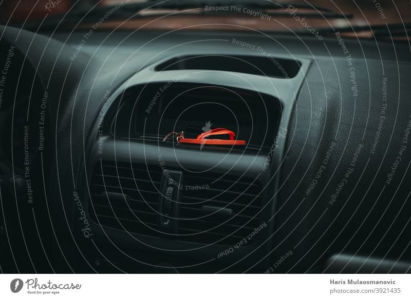 Schlüsselanhänger im Auto auf dem Armaturenbrett Automobil schwarz Schaltfläche PKW Kontrolle Design Detailaufnahme Details Laufwerk Autofahren im Inneren