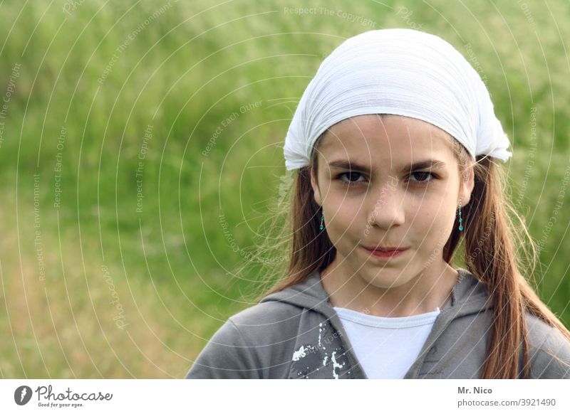 Junges Mädchen mit Kopfbedeckung Jugendliche Porträt Haare & Frisuren Gesicht Oberkörper Mode Kopftuch Natur Blick Neugier ruhig Zufriedenheit grün