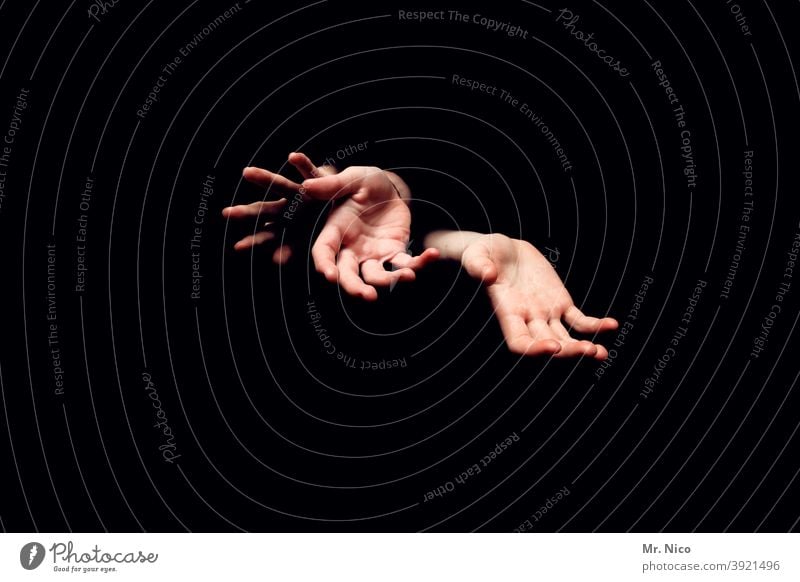 Drei Hände Hand Mensch Irritation Finger Körperhaltung Fingerspiel schwarz Gliedmaßen gestikulieren 3 Experiment abstrakt Kunstlicht Haut Handfläche