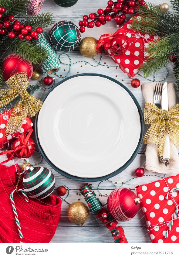 Weihnachten Abendessen Tischplatte Einstellung mit Dekor Teller Punktmuster Speise Hintergrund Lebensmittel rot Party Mittagessen Rahmen flache Verlegung feiern