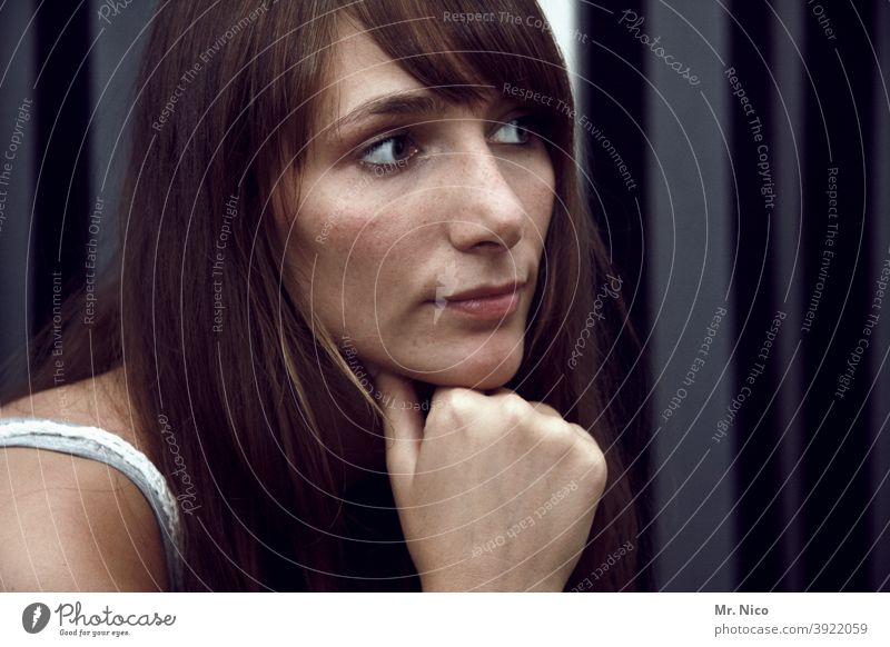 nachdenkliches Portrait nachdenken Denken Frau ruhig Gesicht Blick Porträt Gedanke träumen Auge Traurigkeit Verzweiflung Haare & Frisuren Gefühle dunkel feminin