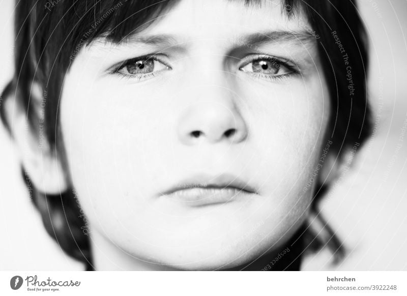 ernsthaft?! Sohn Schwarzweißfoto Tag Licht Gesicht Sonnenlicht Junge Familie & Verwandtschaft Kindheit Kontrast Porträt intensiv Nahaufnahme aufmerksam