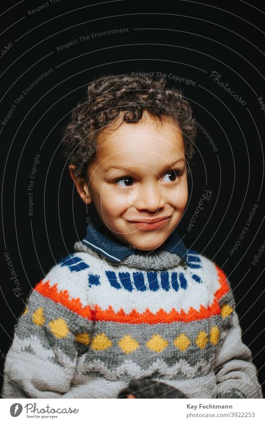 Studio Porträt von niedlichen schwarzen Jungen lächelnd Afroamerikaner sorgenfrei Freizeitkleidung Kind Kindheit Kinder kalt Emotion Ausdruck Freiheit