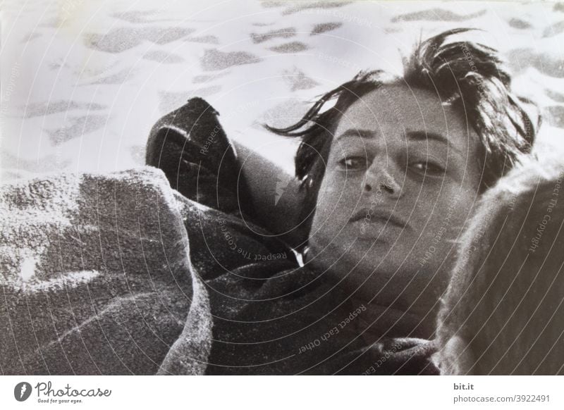 bitti liegt l am Strand von Portugal Frau Junge Frau liegen Mensch feminin 18-30 Jahre Blick in die Kamera Gesicht Porträt Schwarzweißfoto natürlich Erholung