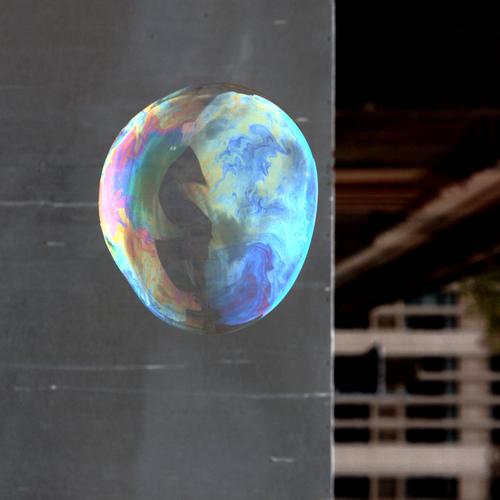 Träume und Seifenblasen Blase rund regenbogenfarben Regenbogen Kreis Wand Fassade grau bunt Stadt