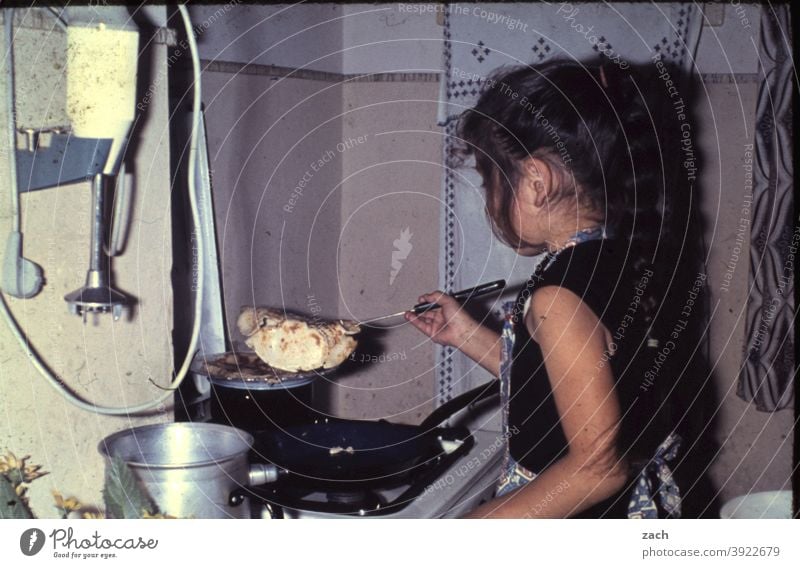 Frühstück Kind Kindheit Mädchen analog Dia Scan Küche Herd & Backofen kochen & garen Koch Köchin Essen Essen zubereiten Gasherd Topf Pfanne Omelett Rührei