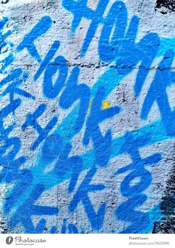blaues Graffiti Wand Fassade Schmiererei Straßenkunst Mauer Schriftzeichen Jugendkultur Subkultur Wort Text Typographie trashig Strukturen & Formen